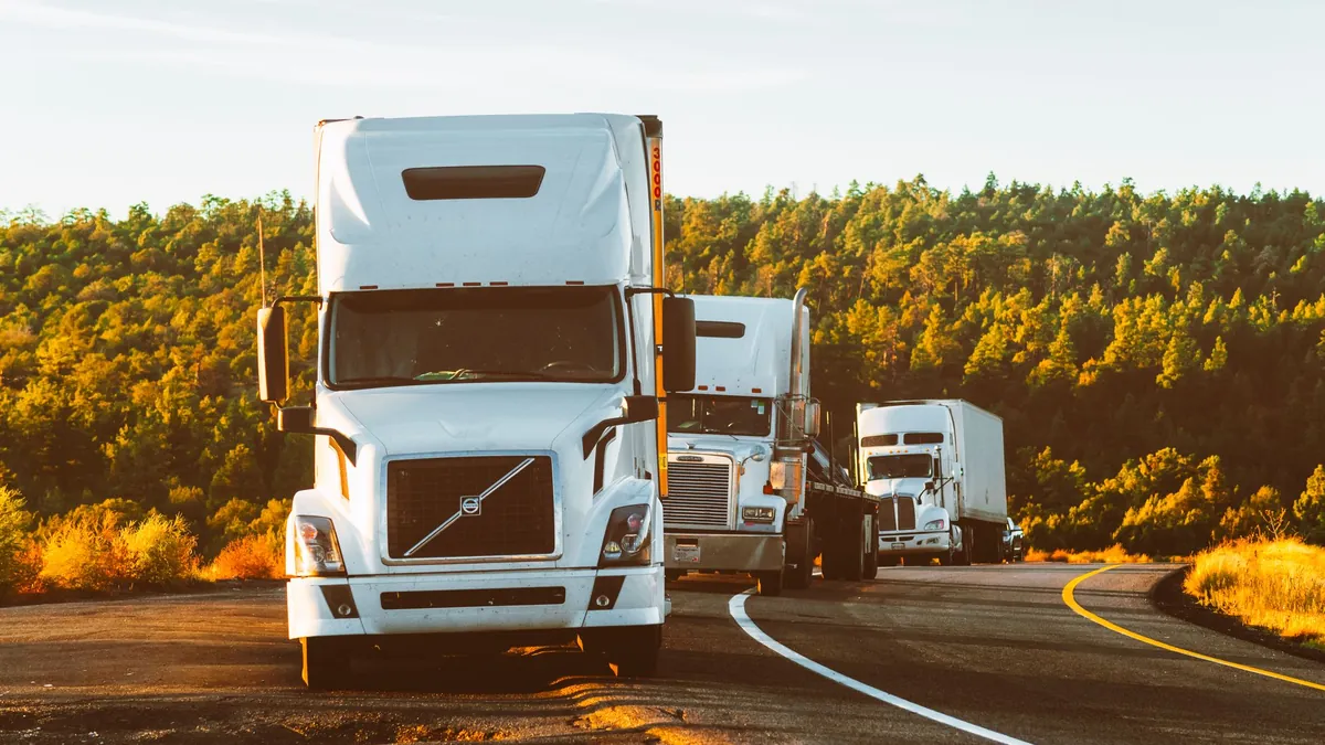 Camion e container in un terminal logistico intermodale italiano