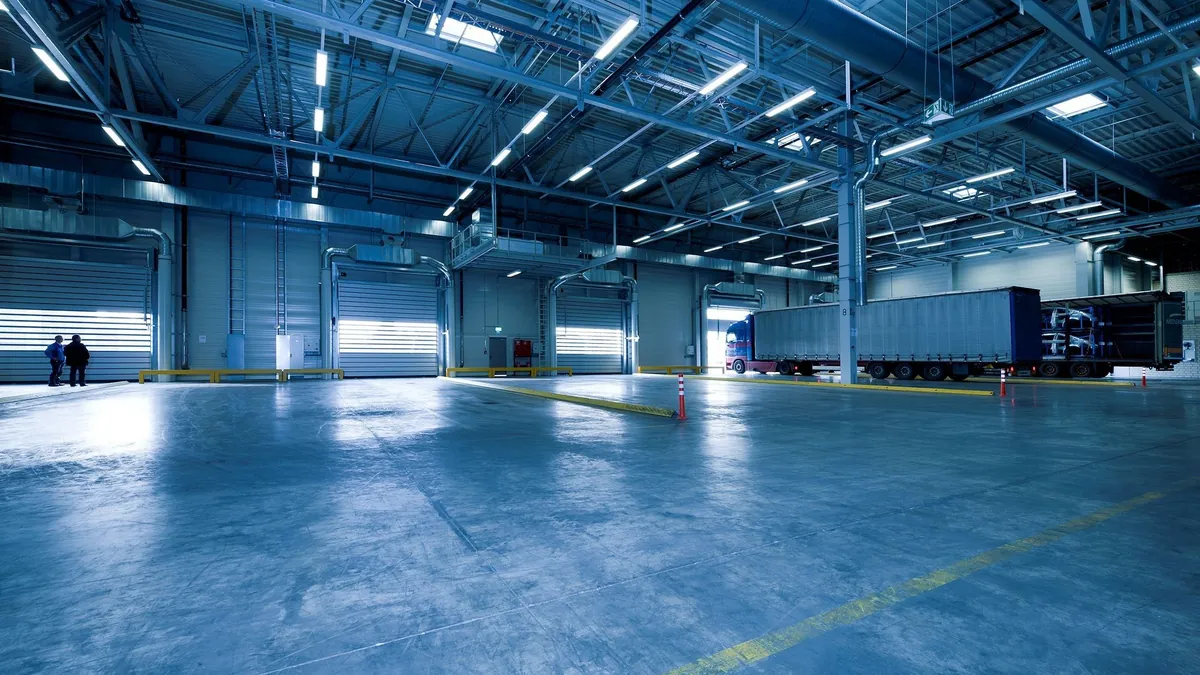 Linea produttiva in uno stabilimento manifatturiero italiano