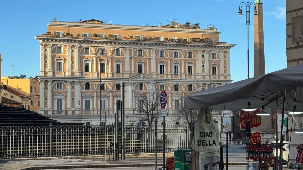 Mercato di strada a Roma tra bancarelle e architettura storica